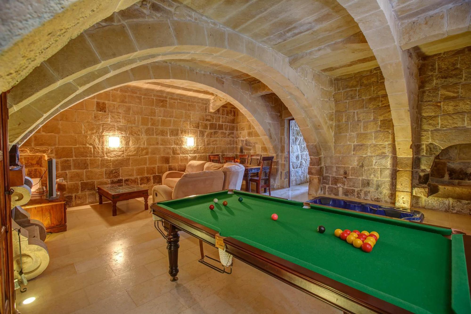 5 Bedroom With Private Pool Case de vacanță Għarb
