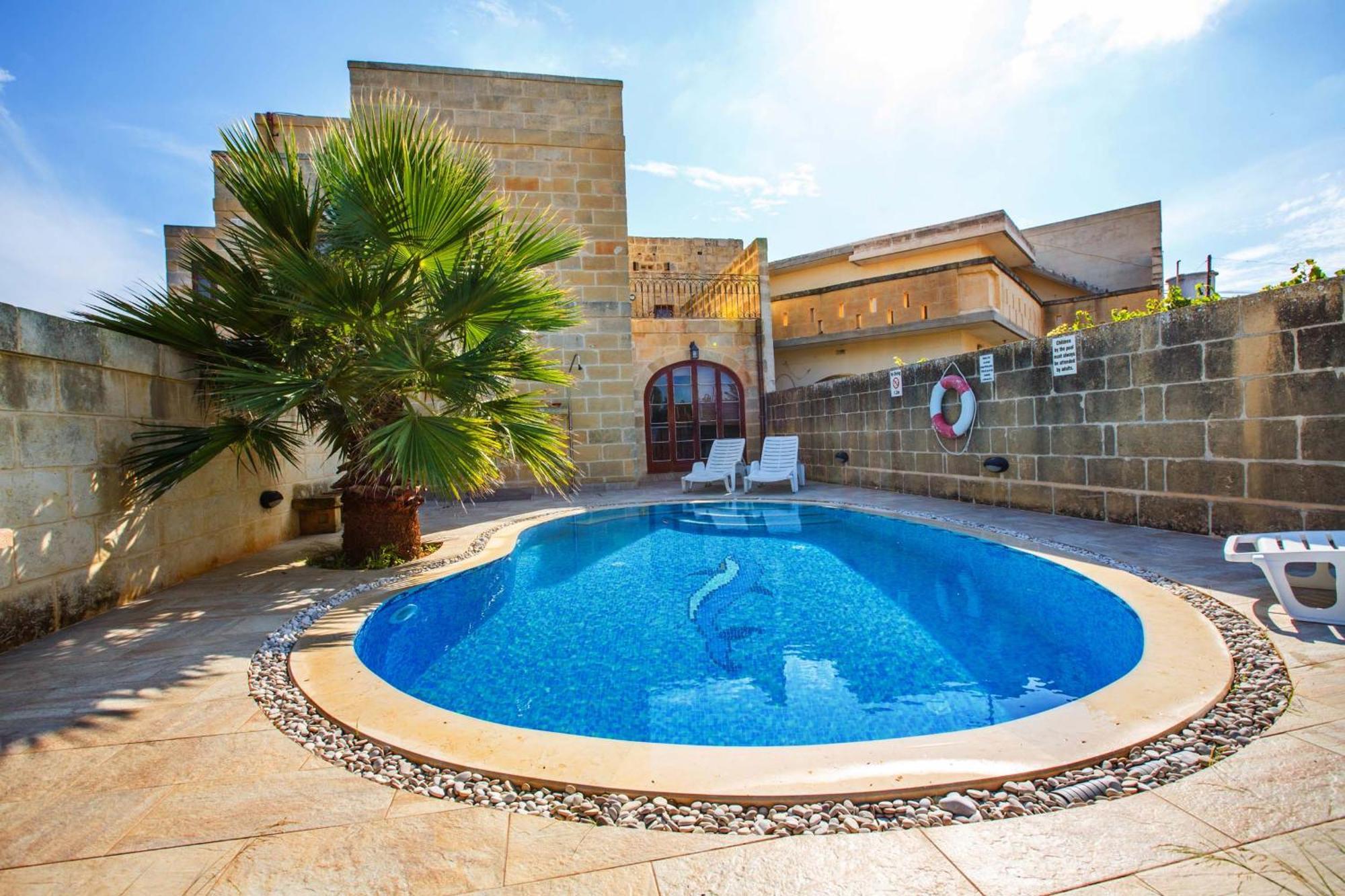 5 Bedroom With Private Pool *