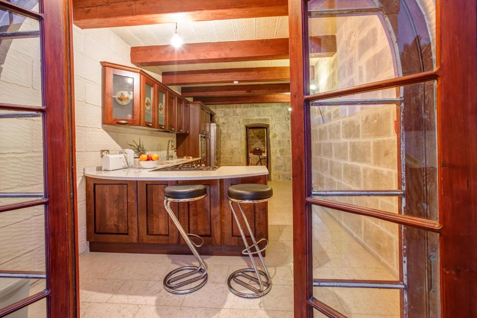 5 Bedroom With Private Pool Għarb