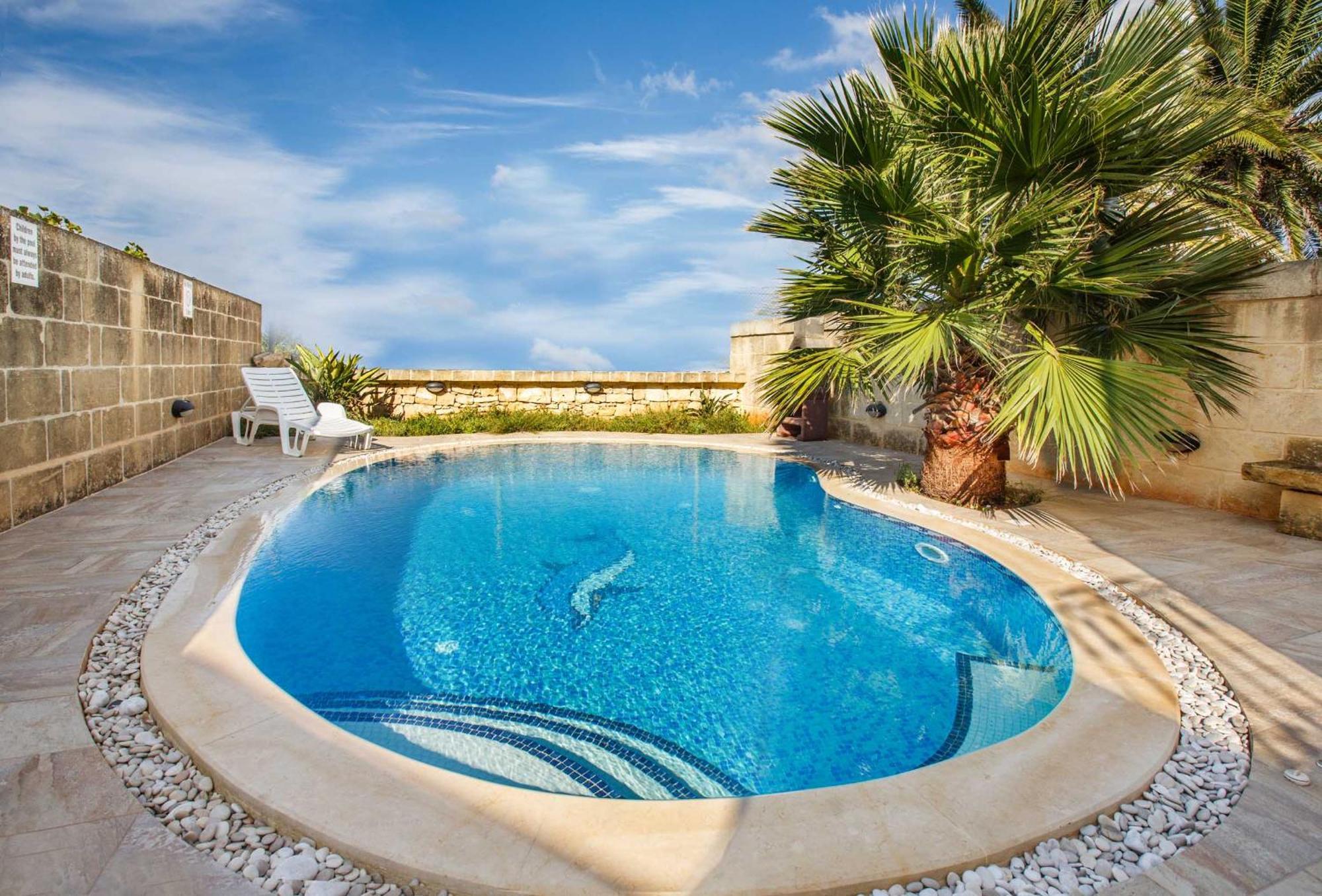 5 Bedroom With Private Pool * Għarb