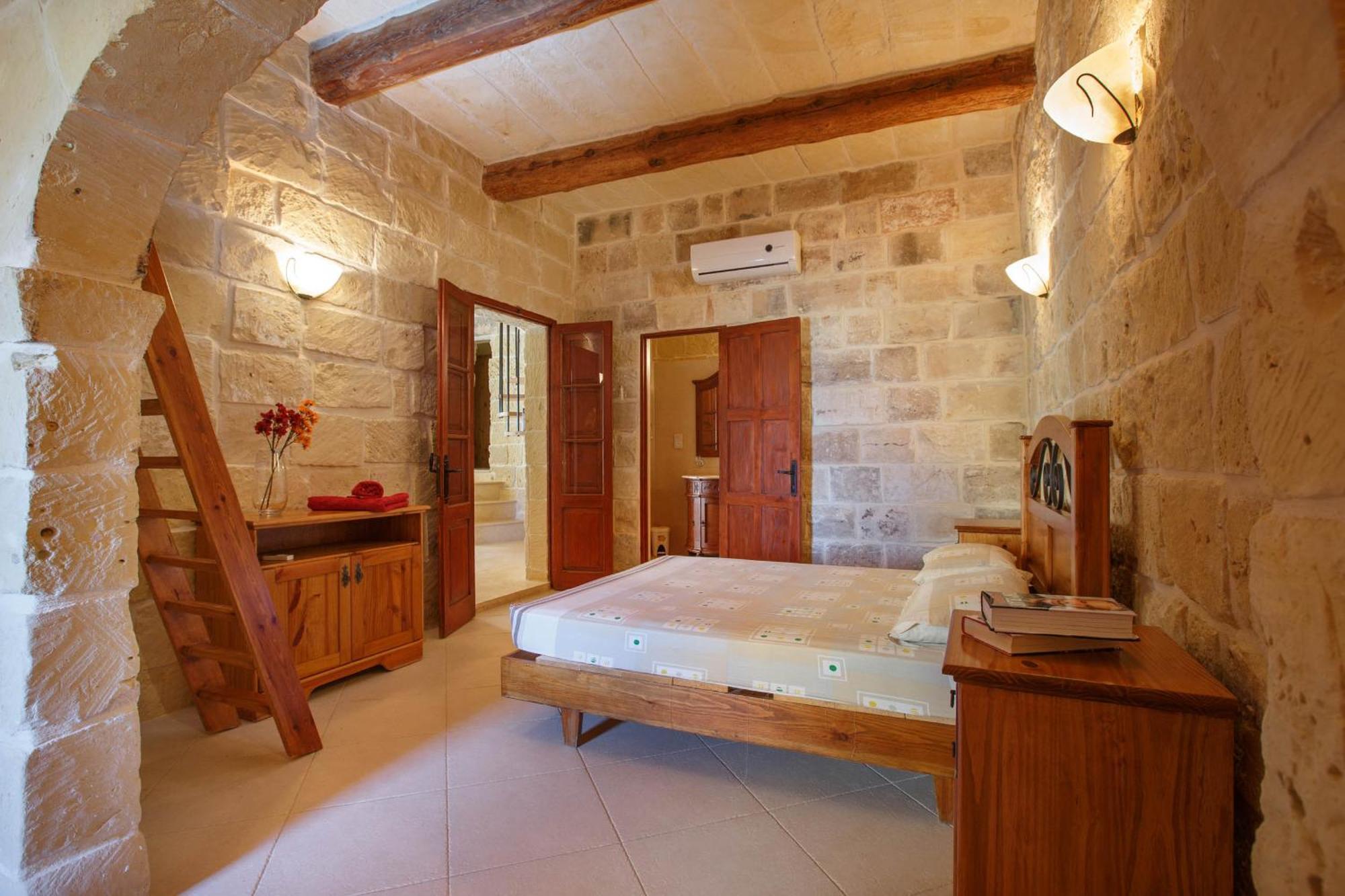 5 Bedroom With Private Pool Għarb