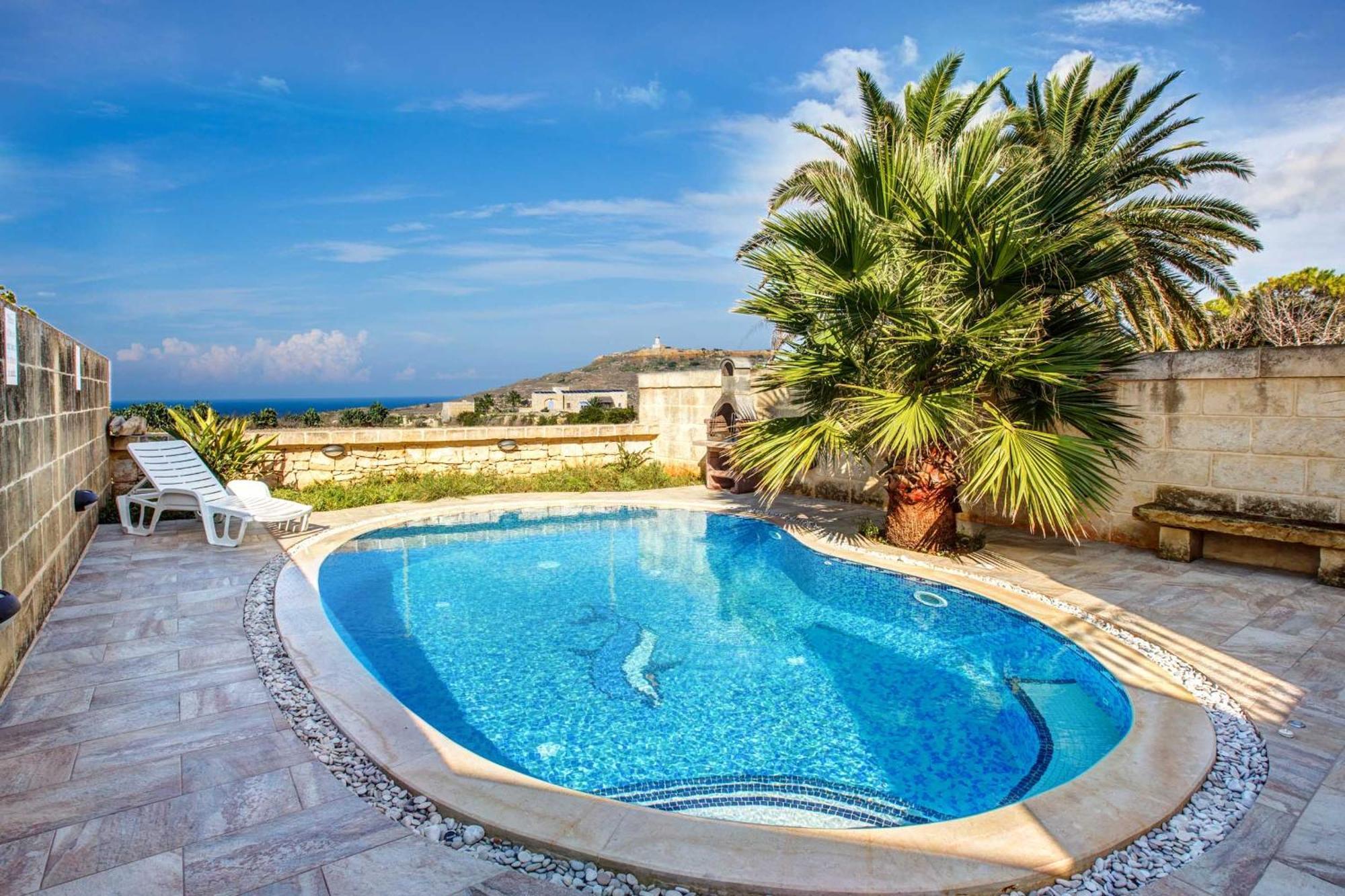 5 Bedroom With Private Pool * Għarb