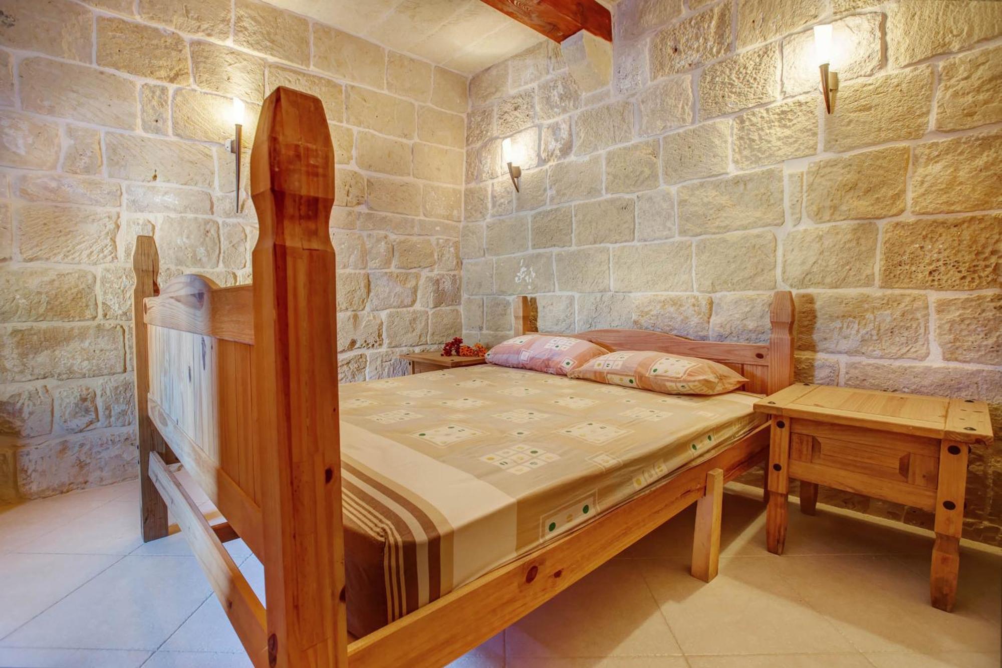 5 Bedroom With Private Pool * Għarb
